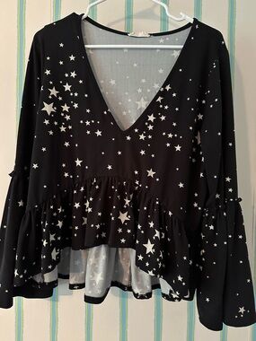 Altar'd State Black Star-Print V-Neck Ruffle Hem Tunic